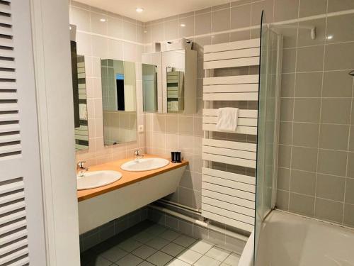 une salle de bain avec deux lavabos et une douche dans l'établissement Hypercentre Clermont-FD terrasse + parking, à Clermont-Ferrand