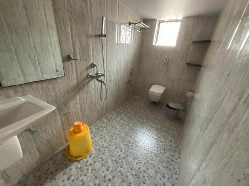 カンドリムにあるJason Guest Houseのシャワー、トイレ、洗面台を備えたバスルーム