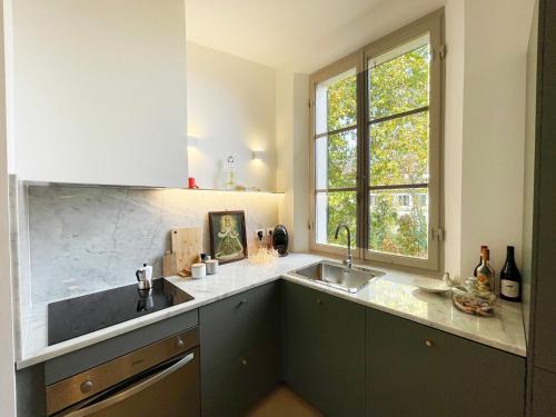 uma cozinha com um lavatório e uma janela em CozyClouds vicino Piazza del Campo em Siena