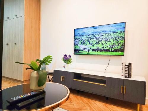 sala de estar con TV de pantalla plana en la pared en D'Hive By Tiara Imperio en Kajang