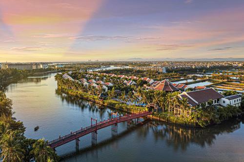 une vue aérienne sur une rivière avec un pont dans l'établissement Koi Resort & Spa Hoi An, à Hội An