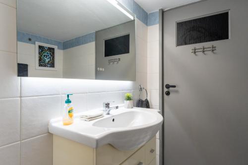 アテネにあるMajestic 2 Glyfadaのバスルーム(白い洗面台、鏡付)