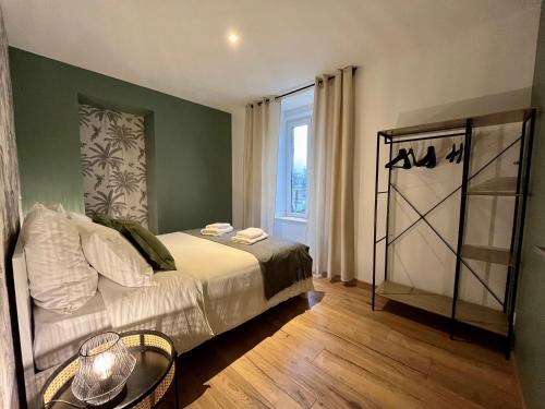 - une chambre avec un lit et une fenêtre dans l'établissement Limoges Sud-LesCinqSuites-L'Eden - DABNB, à Limoges