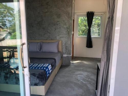 um quarto com uma cama e uma janela em Smile Resort Koh Mook em Ko Mook