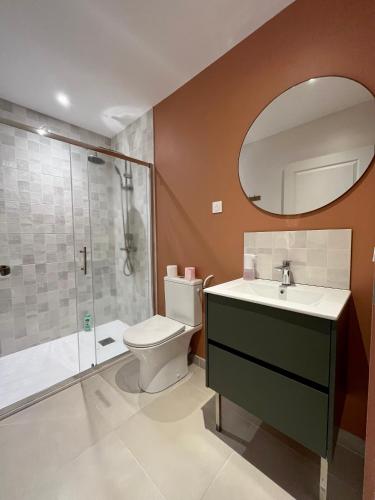 une salle de bain avec toilettes, lavabo et douche dans l'établissement LesCinqSuites/ Le Marrakech - DABNB, à Limoges