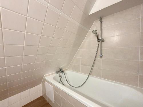 une salle de bain avec baignoire et douche dans l'établissement TONNEAU - Hypercentre - Cathédrale - Authentique - Duplex, à Strasbourg