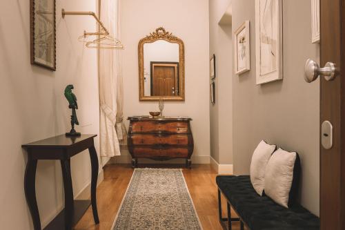 - un salon avec un canapé et un miroir dans l'établissement Tergesteo Adriatic Suite, à Trieste