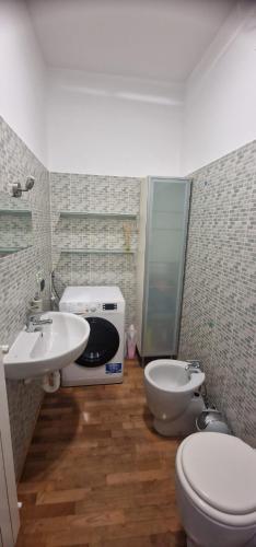 W łazience znajduje się umywalka, toaleta i umywalka. w obiekcie Casa Alura w Bergamo