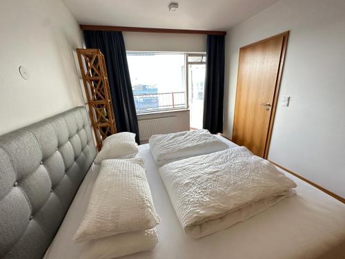 Postel nebo postele na pokoji v ubytování Ljósheimar apartment - Birta Rentals