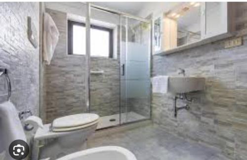 La salle de bains est pourvue de toilettes, d'une douche et d'un lavabo. dans l'établissement Cleotto residence case vacanza, à Palerme