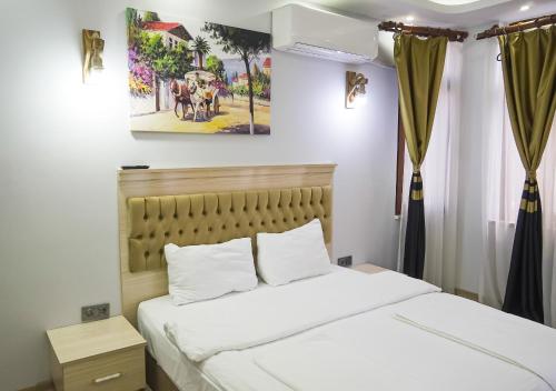 1 dormitorio con 1 cama y una pintura en la pared en Mar Suite, en Estambul
