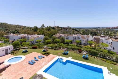 uma vista aérea de uma villa com piscina em Los Arqueros, Benahavis - Holiday rental Apartment em Benahavís