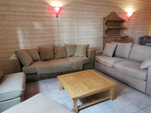 波爾多的住宿－Logement vue Garonne，客厅配有两张沙发和一张咖啡桌
