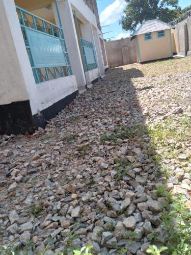 un camino de piedra frente a un edificio en VILLA DE LEO, en Bungoma