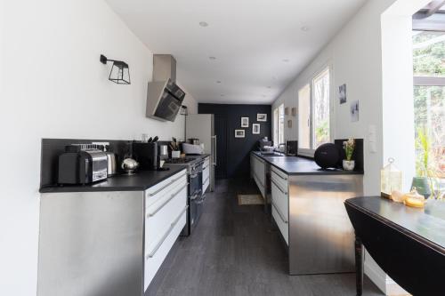 Photo de la galerie de l'établissement Les Bahamas - Piscine - Centre - 16p - Rêve au Mans, au Mans