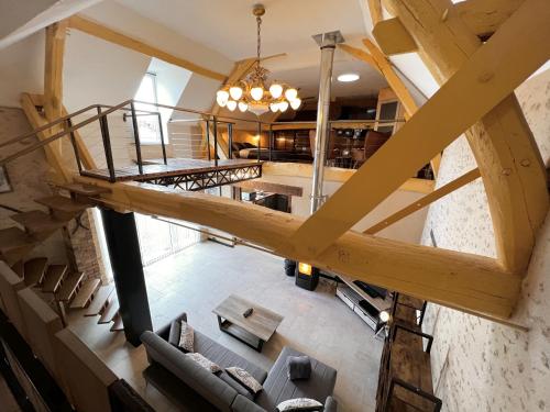 an overhead view of the living room and dining room in a loft at L'Industriel - Jardin - 6 personnes - Rêve au Mans in Connerré