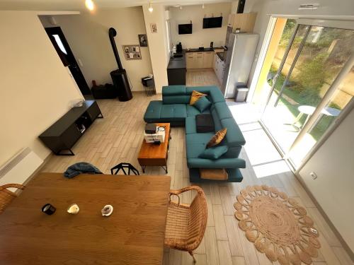 vista sul soffitto di un soggiorno con divano e tavolo di Le Cube - PMR - wifi - 4pers - Circuit a Parigné-lʼÉvêque