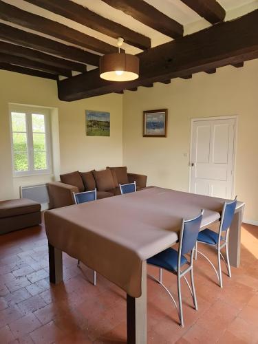 une salle à manger avec une table et des chaises dans l'établissement La Chapelle - Campagne - 8pers - Rêve au Mans, à Thorée-les-Pins