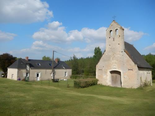ein altes Gebäude mit einem Turm auf einem Feld in der Unterkunft La Chapelle - Campagne - 8pers - Rêve au Mans in Thorée-les-Pins
