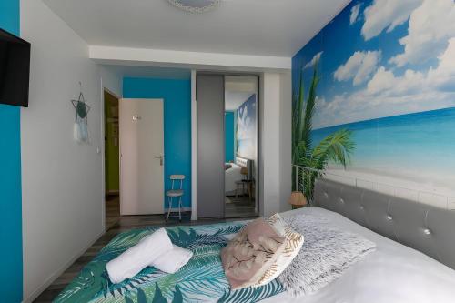 ルマンにあるLe Paradis Manceau - Centre - 6 pers - Rêve au Mansのベッドルーム1室(海の絵画付)