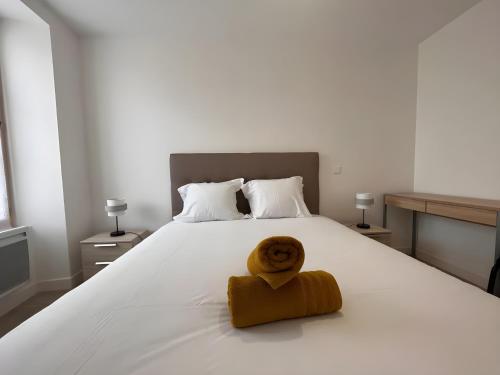 - un grand lit blanc avec un ours en peluche dans l'établissement Les 24h du Mans - Campagne - 4pers - Rêve au Mans, à Saint-Mars-sous-Ballon