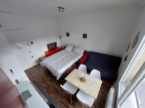 een slaapkamer met een bed en een tafel en stoelen bij La Bonne Adresse - Gare - Hyper centre - 4 personnes - Rêve au Mans in Le Mans