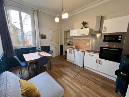 a living room with a kitchen and a table at Le Nomade - Gare - 3 pers - Rêve au Mans in Le Mans