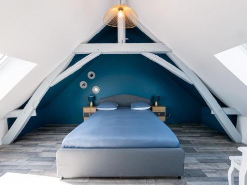 1 dormitorio azul con 1 cama en el ático en Liris - Hyper Centre - Wifi - 4 personnes - Rêve au Mans, en Le Mans