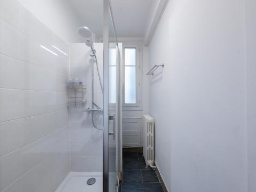 ein Bad mit einer Dusche und einer Glastür in der Unterkunft L'Escapade - Gare - Wifi - 6 personnes - Rêve au Mans in Le Mans