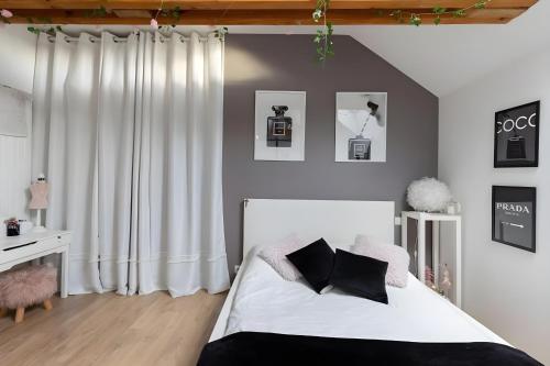 - une chambre avec un lit et des rideaux blancs dans l'établissement Le Dolce - Piscine - Jardin - 8pers - Rêve au Mans, à Coulaines