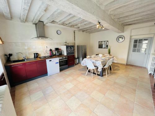 une cuisine et une salle à manger avec une table et des chaises dans l'établissement Le Lodge - Cosy - Wifi - 4 personnes - Rêve au Mans, à Connerré
