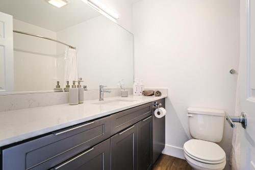 y baño con lavabo, aseo y espejo. en Great & Comfy 2BDR Redondo Beach en Redondo Beach