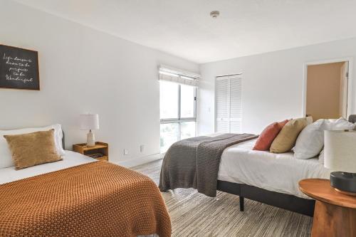 1 dormitorio con 2 camas y una pizarra en la pared en Great & Comfy 2BDR Redondo Beach en Redondo Beach