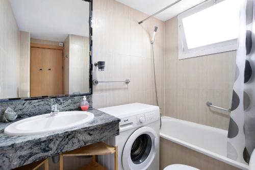 La salle de bains est pourvue d'un lavabo et d'un lave-linge. dans l'établissement Primera linea Benalmadena Costa, à Benalmádena