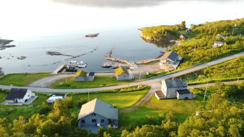 una vista aérea de una pequeña isla con puerto en Laukvik Senja, en Botnhamn