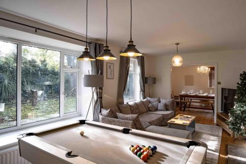 ein Wohnzimmer mit einem Billardtisch darin in der Unterkunft Cross Lane Cottage in Pudsey