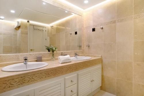 ein Badezimmer mit zwei Waschbecken und einem großen Spiegel in der Unterkunft Luxury in Puerto Marina in Benalmádena