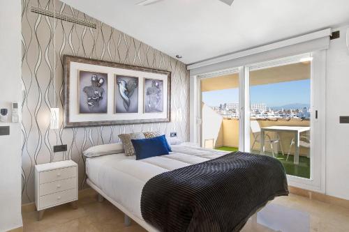 Llit o llits en una habitació de Luxury in Puerto Marina