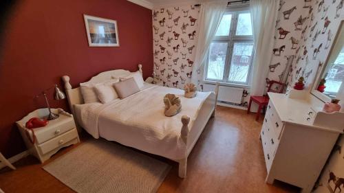 Un dormitorio con una cama con zapatos. en Lantliv i Österjörn, en Jörn