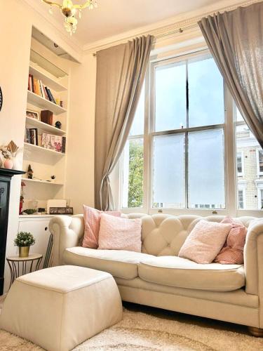 - un salon avec un canapé blanc et une fenêtre dans l'établissement Charming 2 Beds in Chelsea By Earl's Court Station, à Londres