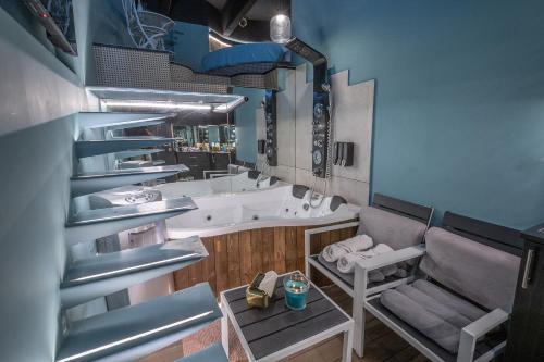 a bathroom with a tub and a sink and a bath tub at A place to relax - Jerusalem תלפיות ירושלים in Yerushalayim