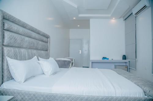 Säng eller sängar i ett rum på Sakasa hotel and suites
