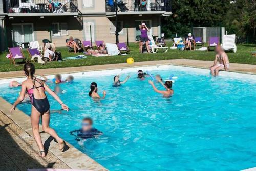 un groupe de personnes jouant dans une piscine dans l'établissement Be first on the lift each morning! 2bed apt. 6 pax, à Saint-Gervais-les-Bains
