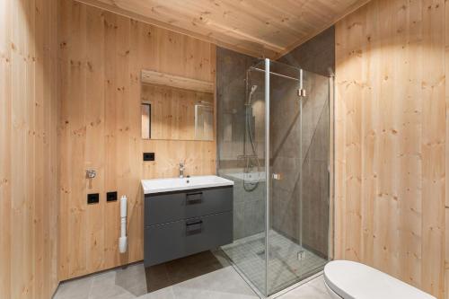 a bathroom with a shower and a sink and a toilet at Ny hytte, fantastisk utsikt rett ved Vestlia in Geilo