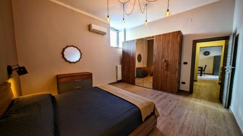 een slaapkamer met een bed en een spiegel aan de muur bij Sea Lion in Trani