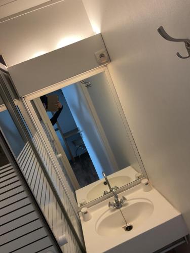 bagno con lavandino e specchio di Fasthotel Chateauroux a Déols
