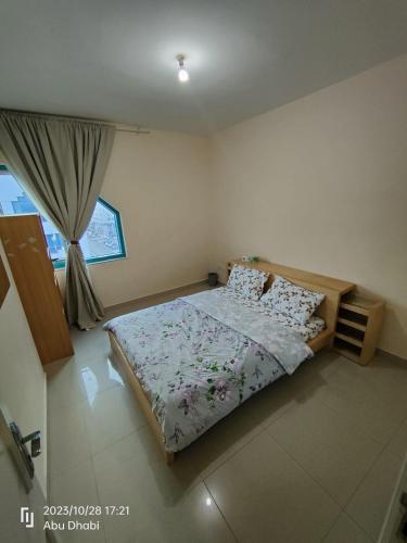 - une chambre avec un lit et une fenêtre dans l'établissement Bedroom 2, Couples should be married, à Abu Dhabi