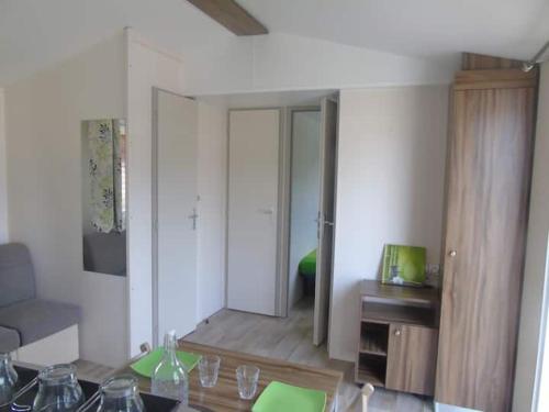 - un salon avec une table et des verres dans l'établissement Mobil home 685 3 chambres Siblu La Réserve, à Gastes