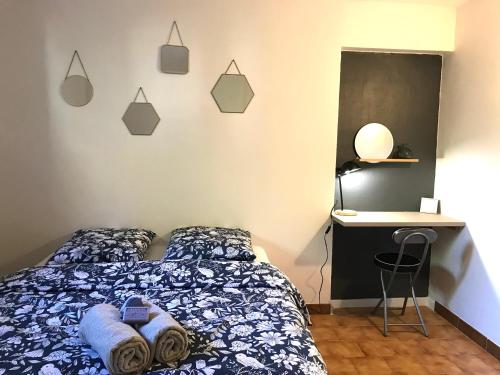 - une chambre avec un lit et un bureau sur le mur dans l'établissement Superbe bas de villaIX, à Aix-en-Provence
