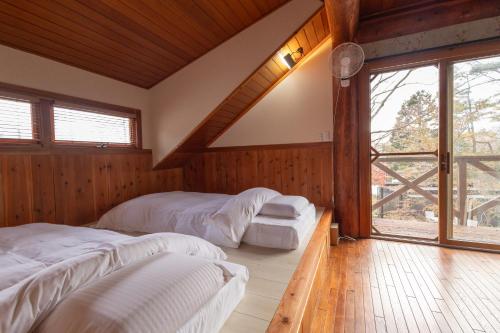 山中湖村にあるSecret Heavenのベッドルーム1室(ベッド2台、窓付)